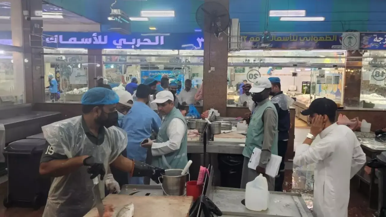 ضبط 160 كيلو أسماك فاسدة في أسواق مكة ترصد 9 مخالفات صحية خطيرة